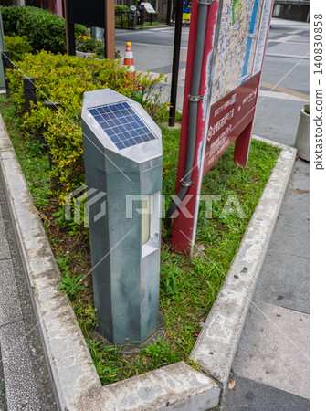 人行道旁安裝了太陽能路燈 人行道旁安裝了太陽能路燈 140830858