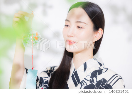 身穿浴衣、手持風鈴的女子 140831401