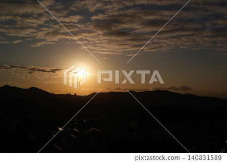 山巒與夕陽在暮色中漂浮 140831589
