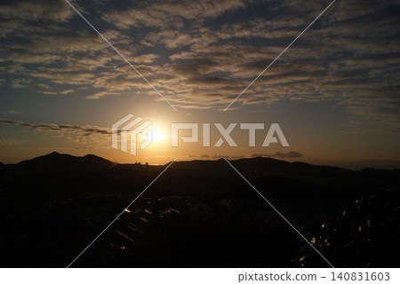 俯瞰山脈的天空和落日。 俯瞰山脈的天空和落日。 140831603