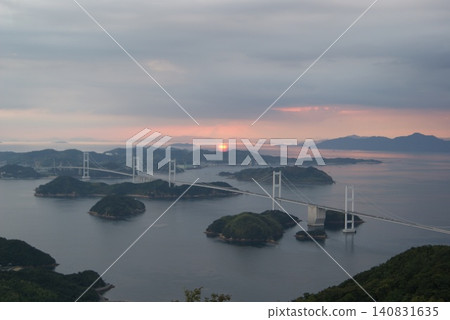 一座橫跨瀨戶內海的宏偉橋樑。 一座橫跨瀨戶內海的宏偉橋樑。 140831635