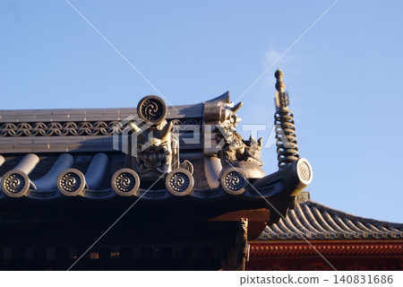 Golden roof decorations and dragon-lion statues of Chinese temples Golden roof decorations and dragon-lion statues of Chinese temples 140831686