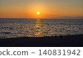 夕陽西下，海景平靜如鏡。 140831942