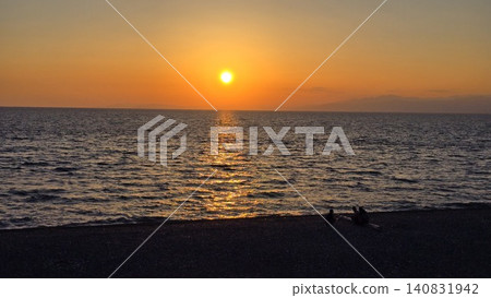夕陽西下,海景平靜如鏡。 夕陽西下,海景平靜如鏡。 140831942