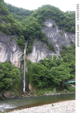 高橋川縣立自然公園上游魚倉峽谷的初夏景色(岡山縣新見市) 高橋川縣立自然公園上游魚倉峽谷的初夏景色(岡山縣新見市) 140831995