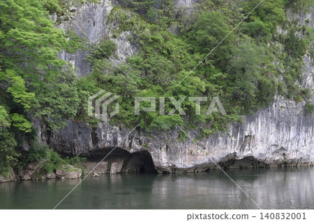 高橋川縣立自然公園上游魚倉峽谷的初夏景色(岡山縣新見市) 高橋川縣立自然公園上游魚倉峽谷的初夏景色(岡山縣新見市) 140832001