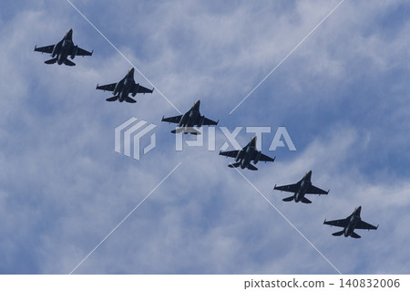 六架F-2戰鬥機編隊飛行。 六架F-2戰鬥機編隊飛行。 140832006