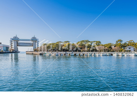 View of the large observation sluice gate "Viewo" at Numazu Port in Numazu City, Shizuoka Prefecture. 140832062