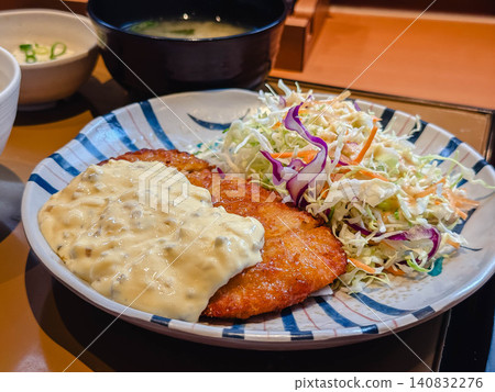 經典的南蠻雞套餐，配有足夠的米飯、味噌湯和沙拉。 140832276