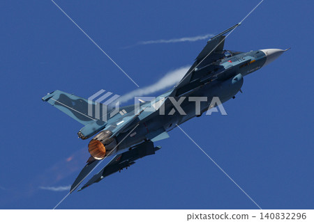 F-2 fighter jets perform a high-rate climb, rapidly ascending the mountain. F-2 fighter jets perform a high-rate climb, rapidly ascending the mountain. 140832296