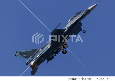 F-2戰鬥機進行高速爬升，迅速攀登到山頂。 140832300