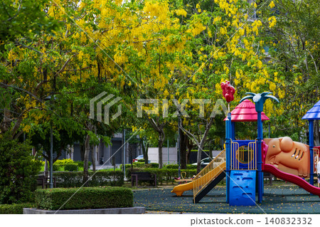 城市公園中兒童遊樂場彩色設施,周圍紅色鳳凰花金黃阿勃勒同時盛開 城市公園中兒童遊樂場彩色設施,周圍紅色鳳凰花金黃阿勃勒同時盛開 140832332