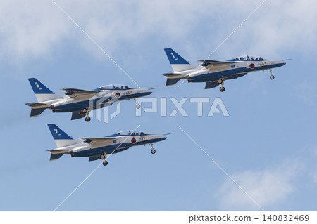 日本航空自衛隊T-4「藍色衝擊」教練機編隊起飛 日本航空自衛隊T-4「藍色衝擊」教練機編隊起飛 140832469