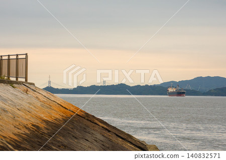 從海堤上眺望黃昏時分的瀨戶內海和貨船。 從海堤上眺望黃昏時分的瀨戶內海和貨船。 140832571