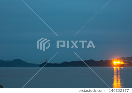 漆黑的瀨戶內海夜空中,船燈閃爍,瀨戶大橋也清晰可見。 漆黑的瀨戶內海夜空中,船燈閃爍,瀨戶大橋也清晰可見。 140832577