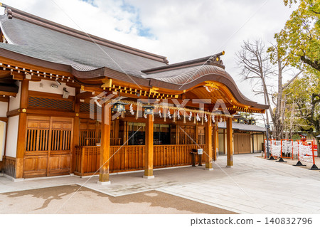 堺三國丘法知外神社(俗稱法知外神社)參拜堂:以辟邪、避災、辟邪而聞名,尤其以祈求熊野朝聖之旅平安而著稱。 堺三國丘法知外神社(俗稱法知外神社)參拜堂:以辟邪、避災、辟邪而聞名,尤其以祈求熊野朝聖之旅平安而著稱。 140832796