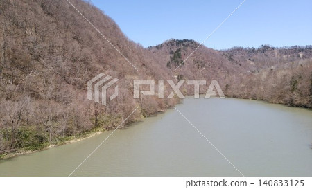一條美麗的河流蜿蜒流經山脈。 一條美麗的河流蜿蜒流經山脈。 140833125