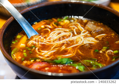 經典傳統牛肉湯麵與濃郁湯頭傳統美食特寫 經典傳統牛肉湯麵與濃郁湯頭傳統美食特寫 140833262