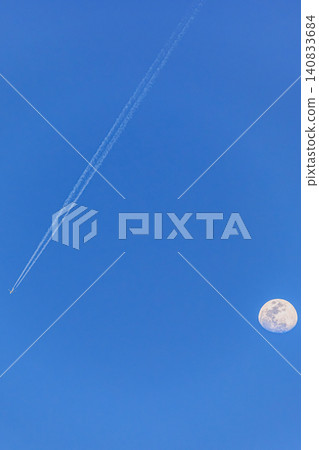 一架客機翱翔在湛藍的天空,與白日里的月亮交相輝映,美不勝收。 一架客機翱翔在湛藍的天空,與白日里的月亮交相輝映,美不勝收。 140833684