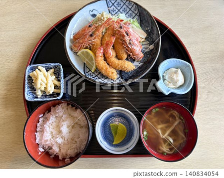 炸蝦套餐:日式午餐,包括炸蝦、米飯和味噌湯。 炸蝦套餐:日式午餐,包括炸蝦、米飯和味噌湯。 140834054