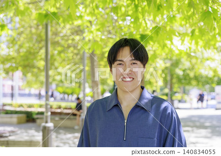 一個清爽的日本年輕男子看著鏡頭 一個清爽的日本年輕男子看著鏡頭 140834055