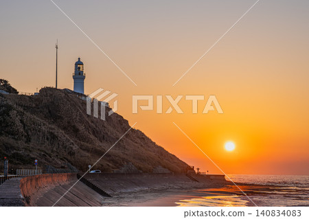 A white lighthouse in Omaezaki City and a sunrise scene (Shizuoka Prefecture) A white lighthouse in Omaezaki City and a sunrise scene (Shizuoka Prefecture) 140834083