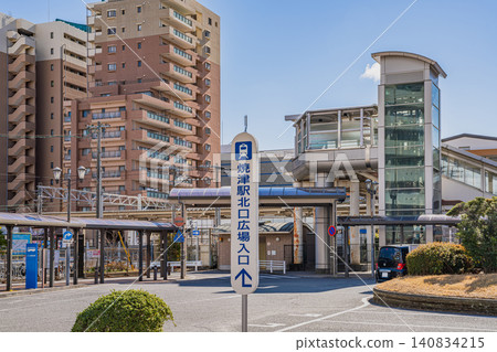 在陽光明媚的日子裡,JR燒津站北出口的景色(靜岡縣) 在陽光明媚的日子裡,JR燒津站北出口的景色(靜岡縣) 140834215