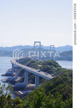 從兵庫縣南川市渦町露台眺望鳴門大橋和尾島。 140834336