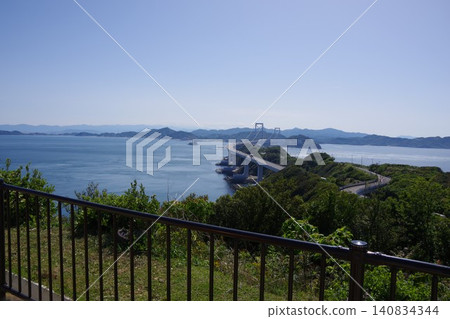 從兵庫縣南川市渦町台地眺望鳴門大橋、德島市和備山。 140834344