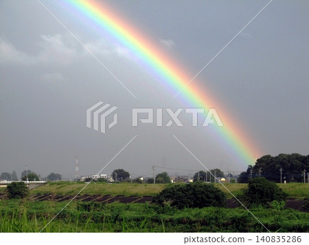 A clear rainbow appeared in the eastern sky (July 15, 2021). I encountered a rainbow with seven colors. 140835286