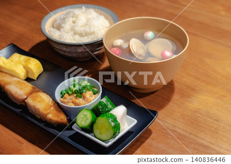 日式早餐套餐,包括色彩繽紛的湯和烤魚。 日式早餐套餐,包括色彩繽紛的湯和烤魚。 140836446