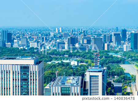 從東京城市景觀遠眺皇宮。 從東京城市景觀遠眺皇宮。 140836478