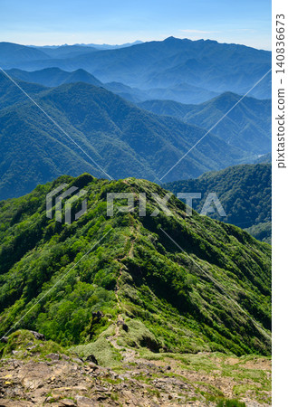 夏季谷川山西黑尾根山脊陡峭的岩石斜坡。 夏季谷川山西黑尾根山脊陡峭的岩石斜坡。 140836673