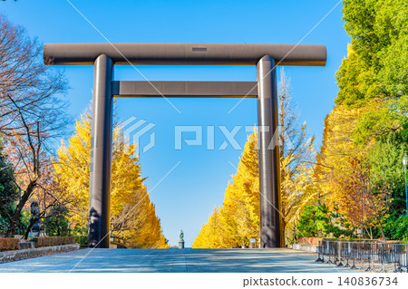 東京靖國神社:高大的鳥居和銀杏樹成蔭的大道 東京靖國神社:高大的鳥居和銀杏樹成蔭的大道 140836734