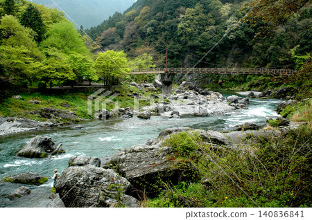 禦岳峽和禦岳小橋是奧多摩川沿岸的代表性旅遊景點。 禦岳峽和禦岳小橋是奧多摩川沿岸的代表性旅遊景點。 140836841