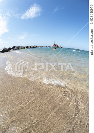 A beach on the Sea of Japan with stunningly clear waters (Hawaii Beach, Tottori Prefecture) 140836846