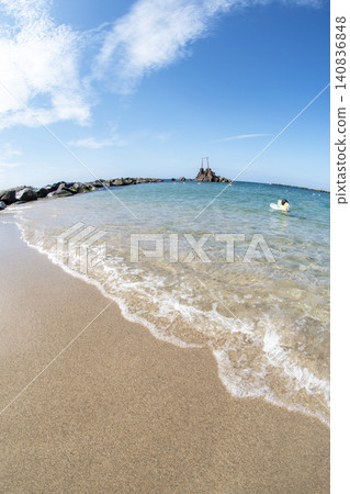 日本海沿岸擁有令人驚嘆的清澈海水的海灘（夏威夷海灘，鳥取縣） 140836848