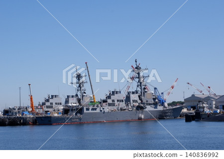 阿利伯克級宙斯盾驅逐艦停靠在橫須賀基地 阿利伯克級宙斯盾驅逐艦停靠在橫須賀基地 140836992