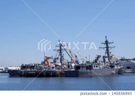 阿利伯克級驅逐艦正在橫須賀基地進行維修。 阿利伯克級驅逐艦正在橫須賀基地進行維修。 140836993