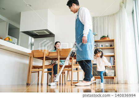 爸爸在家打掃客廳 爸爸在家打掃客廳 140836994