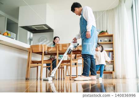 爸爸在家打掃客廳 爸爸在家打掃客廳 140836996