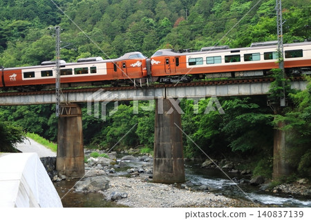 The Limited Express Yakumo, a Series 273 train on the Hakubi Line, speeds through a rugged valley. (Photographed on June 18, 2026) The Limited Express Yakumo, a Series 273 train on the Hakubi Line, speeds through a rugged valley. (Photographed on June 18, 2026) 140837139