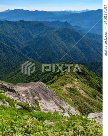 Summer views from the steep Nishikuroo Ridge of Tanigawa-dake (Summer Mountain Climbing) Summer views from the steep Nishikuroo Ridge of Tanigawa-dake (Summer Mountain Climbing) 140837194