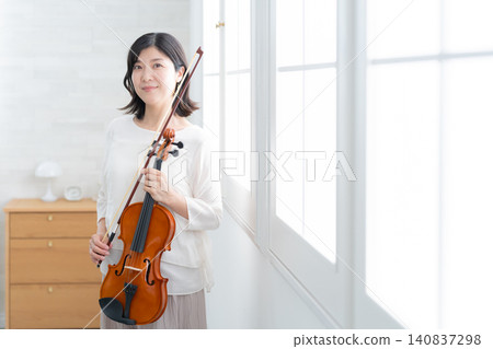 Female violinist 140837298