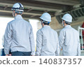 三名身穿工作服的男性工作人員的背影，他們正前往建築工地。 140837357