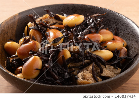 [Yamagata Prefecture-grown soybeans] Benikurakake beans, simmered with hijiki seaweed. 140837434