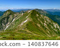 夏季，從谷川山脈的肩部小屋可以欣賞到壯麗的山脈景色。 140837646