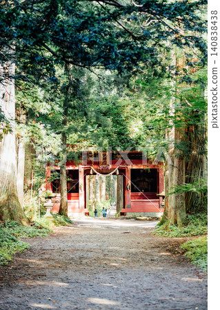 [長野市戶隱] 戶隱神社內殿：瑞神門與杉樹大道的景色。 140838438