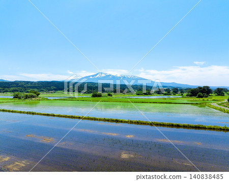 鳥海山和九十九島的稻田(秋田縣日保市) 鳥海山和九十九島的稻田(秋田縣日保市) 140838485