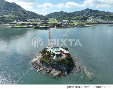 位於香川縣三豐市的對馬神社，漂浮在瀨戶內海中，每年僅開放兩天。 140839282
